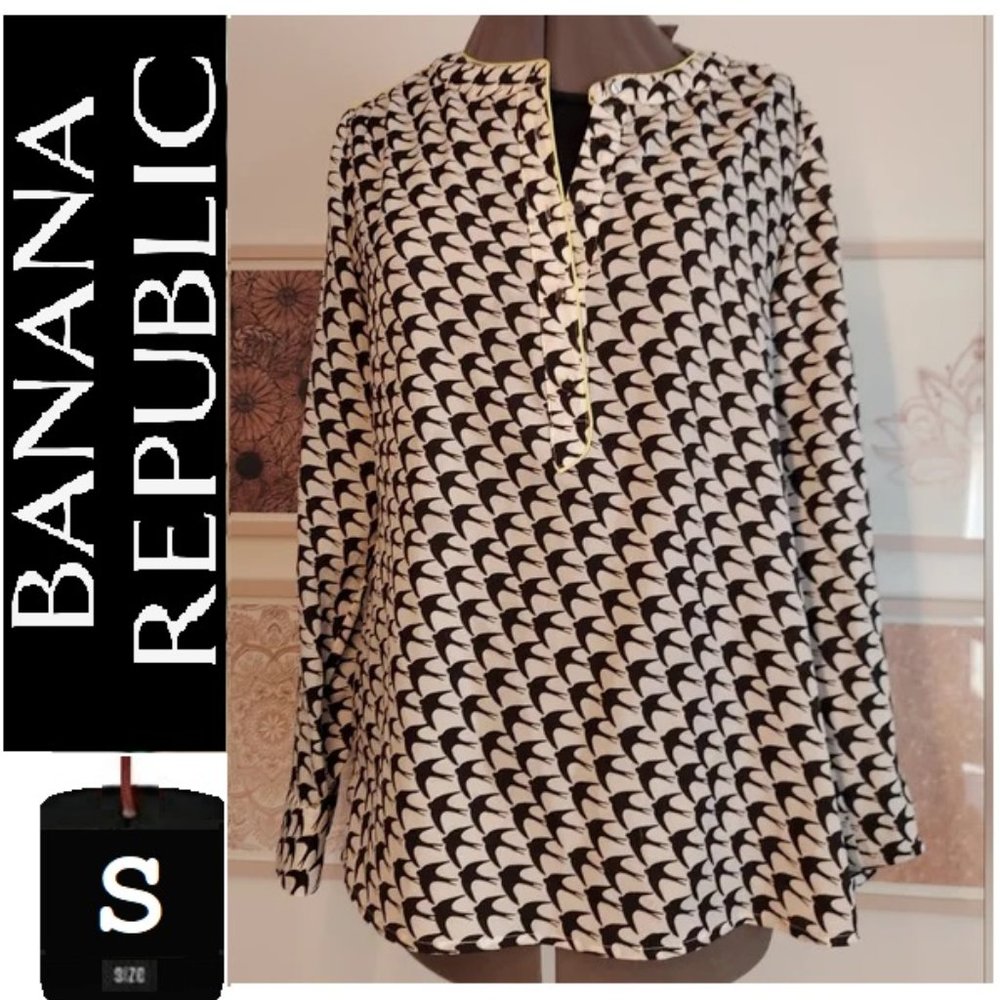 🎁 10/$25-Banana Republic blouse, bird pattern, size small
